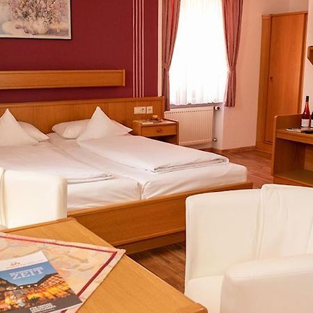 Hotel Garni Zum Hirschen Ипхофен Екстериор снимка