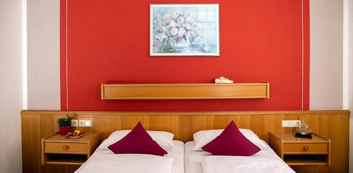 Hotel Garni Zum Hirschen Ипхофен Екстериор снимка