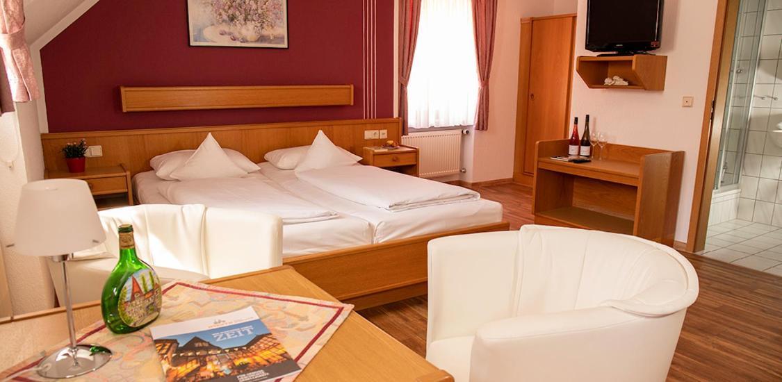 Hotel Garni Zum Hirschen Ипхофен Екстериор снимка