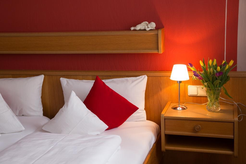 Hotel Garni Zum Hirschen Ипхофен Екстериор снимка